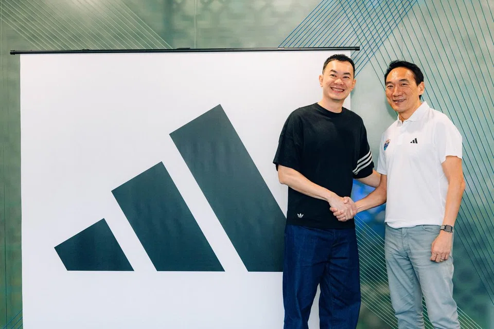 Pengurus Adidas Singapura, Chen Rui Yuan (kiri) dan Pengarah Eksekutif Lion City Sailors Bruce Liang, percaya bahawa kerjasama antara Adidas dengan pasukan Liga Perdana Singapura (SPL) akan bantu pertingkatkan lagi mutu bola sepak di Singapura. 