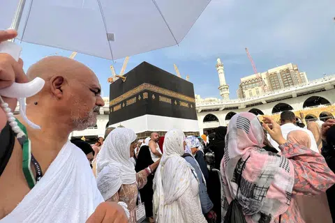 MELAKUKAN TAWAF: Jemaah di Masjidil Haram melakukan tawaf dengan mengelilingi Kaabah untuk mengerjakan ibadah umrah.