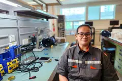 Cik Nur Arfa Taqiah Mohamad Noor Azhar merupakan salah seorang daripada empat pelajar Institut Pendidikan Teknikal (ITE) yang dipilih bagi program ‘Enabling Pathway’, yang membolehkannya bekerja sebagai juruteknik pengisyaratan sambil menjalani Diploma Bekerja-Belajar dalam bidang Kejuruteraan Pengangkutan Darat (Rel) di ITE, mulai April 2025.