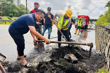 Pengerusi Jawatankuasa Kerja Raya, Pengangkutan, Infrastruktur dan Komunikasi Johor, Encik Mohamad Fazli Mohamad Salleh (kiri), ketika membuat tinjauan ke Lebuhraya Pasir Gudang, Johor Bahru.
