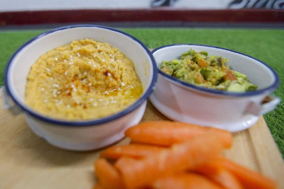 KUDAPAN SIHAT: Guacamole (kanan) dan humus (kiri) mudah disediakan. - Foto BH oleh IQBAL FAIZAL