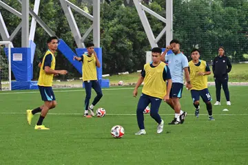 Pemain Singapura berlatih di Hab Bola Sepak Kallang pada 23 Disember.  