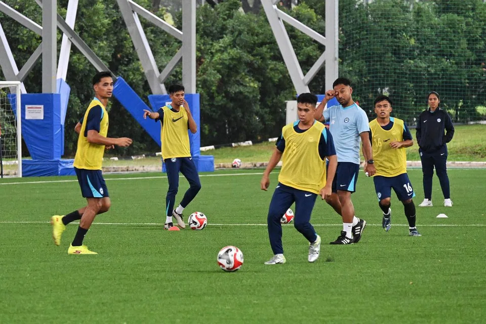 Pemain Singapura berlatih di Hab Bola Sepak Kallang pada 23 Disember.  