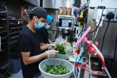 Bahan-bahan mentah dikisar atau dipotong oleh pekerja. Proses ini masih dilakukan secara manual agar mutu bahan terjaga.