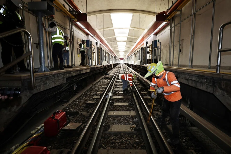 Sekitar 880 kakitangan LTA, syarikat pengendali rel SMRT dan kontraktor bekerja siang dan malam sejak 29 November bagi kerja-kerja landasan di bahagian Laluan Timur-Barat (EWL) yang terjejas.