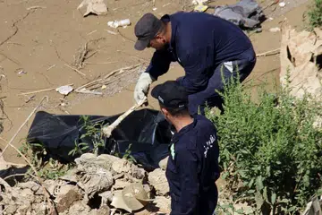 PERJUANGAN BERTERUSAN: Anggota pertahanan awam Iraq menarik keluar sekujur mayat dari Sungai Tigris pada 16 May. Setelah mengalahkan ISIS, mereka kini berjuang untuk membersihkan Kota Lama Mosul daripada ribuan mayat penduduk dan militan, yang boleh mencetuskan bahaya kesihatan. - Foto AFP