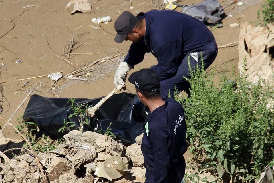 PERJUANGAN BERTERUSAN: Anggota pertahanan awam Iraq menarik keluar sekujur mayat dari Sungai Tigris pada 16 May. Setelah mengalahkan ISIS, mereka kini berjuang untuk membersihkan Kota Lama Mosul daripada ribuan mayat penduduk dan militan, yang boleh mencetuskan bahaya kesihatan. - Foto AFP