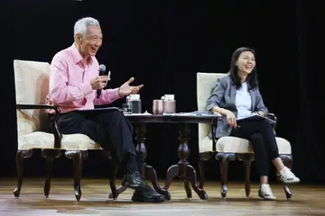 Menteri Kanan, Encik Lee Hsien Loong, berbincang tentang isu setempat dan sejagat bersama Pengarah Strategi, Pejabat Perdana Menteri, Cik Philomena Aw, semasa dialog bersama pegawai awam pada 16 April.