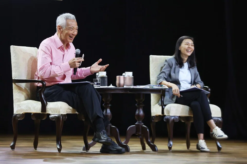 Menteri Kanan, Encik Lee Hsien Loong, berbincang tentang isu setempat dan sejagat bersama Pengarah Strategi, Pejabat Perdana Menteri, Cik Philomena Aw, semasa dialog bersama pegawai awam pada 16 April.