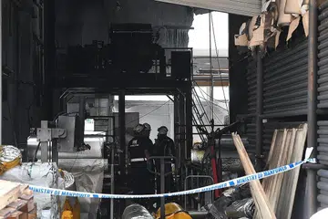 WAJAH BERPARUT: Parut pada muka Encik Hossain Jitu, akibat kelecuran yang dialaminya dalam kebakaran di bengkel tempat kerjanya di Tuas Avenue 11 pada 24 Februari lalu (gambar), jelas kelihatan di balik pelitup yang dipakai beliau. - Foto BH oleh KELVIN CHNG, fail