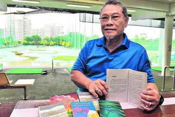 GIAT MENULIS: Cerpenis dan penyair setempat, Haji Ab. Wahab Hamzah, bakal menerbitkan kumpulan puisi dan novel sulung tahun ini. Beliau ditemui jurugambar di kawasan Bukit Batok Rabu lalu. - Foto M.O. SALLEH