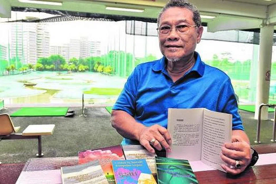 GIAT MENULIS: Cerpenis dan penyair setempat, Haji Ab. Wahab Hamzah, bakal menerbitkan kumpulan puisi dan novel sulung tahun ini. Beliau ditemui jurugambar di kawasan Bukit Batok Rabu lalu. - Foto M.O. SALLEH