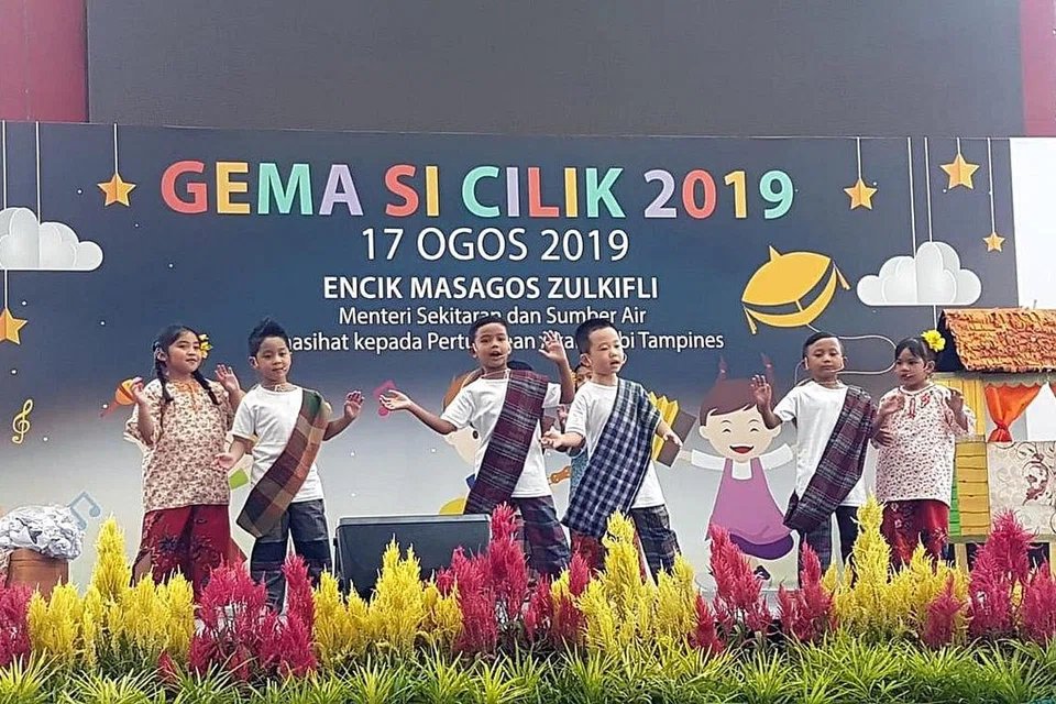 RAIKAN BAHASA MELAYU: Kanak-kanak menari di pentas dalam acara Gema Si Cilik yang mengajak murid prasekolah dari pelbagai kaum dan agama meraikan bahasa Melayu dalam satu peraduan nyanyian dan tarian tradisional anjuran Kelab Masyarakat Tampines West Sabtu lalu. - Foto TAMPINES WEST CC