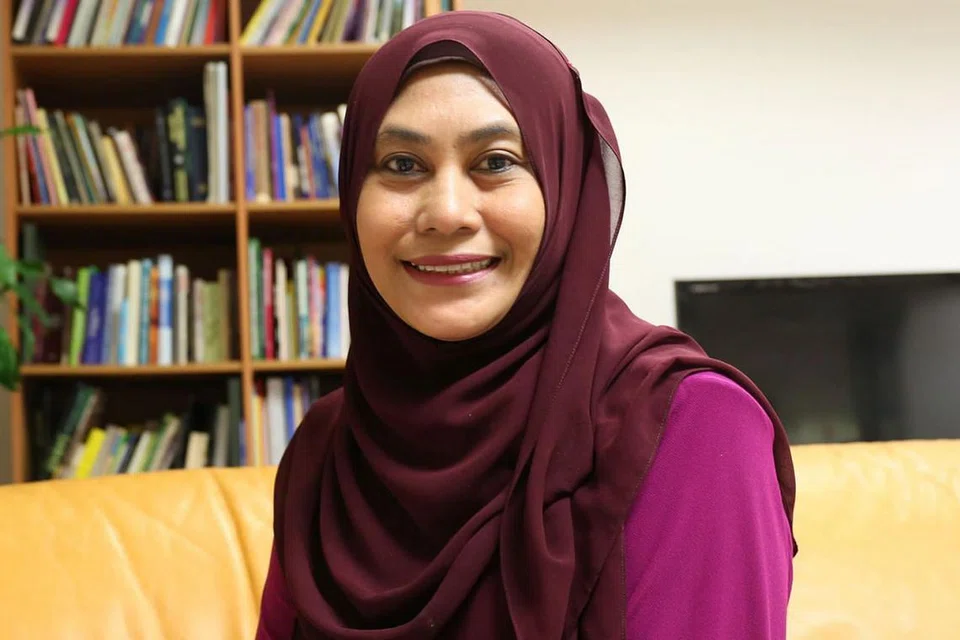 Ketua juri yang merupakan Penolong kepada Editor BH, Cik Hanim Mohd Salleh (gambar atas)