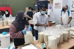 TANPA MENGIRA BANGSA: Relawan berbilang kaum, agama dan latar belakang berkumpul sempena Hari Keharmonian Kaum untuk membungkus beras bagi golongan yang memerlukan sebagai sebahagian daripada projek Movement R Humanity Matters.- Foto HUMANITY MATTERS