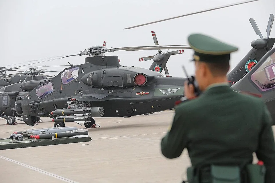 TENTERA CHINA KIAN CANGGIH: Pertunjukan Helikopter China di Tianjin, Oktober lalu. - Foto REUTERS