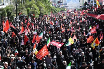 Orang ramai berhimpun di sepanjang jalan menyertai perarakan pengebumian bekas Pemimpin Tertinggi Iran, Ali Khamenei, dan anggota keluarganya sebelum beliau dikebumikan di Makam Imam Reza di Mashhad, tempat ibadat paling suci bagi penganut Syiah di Iran, pada 9 Julai 2026. Walaupun cuaca panas terik, jutaan penyokong Republik Islam menghadiri upacara itu sambil melaungkan tuntutan membalas dendam dan menolak sebarang kompromi dengan negara Barat.