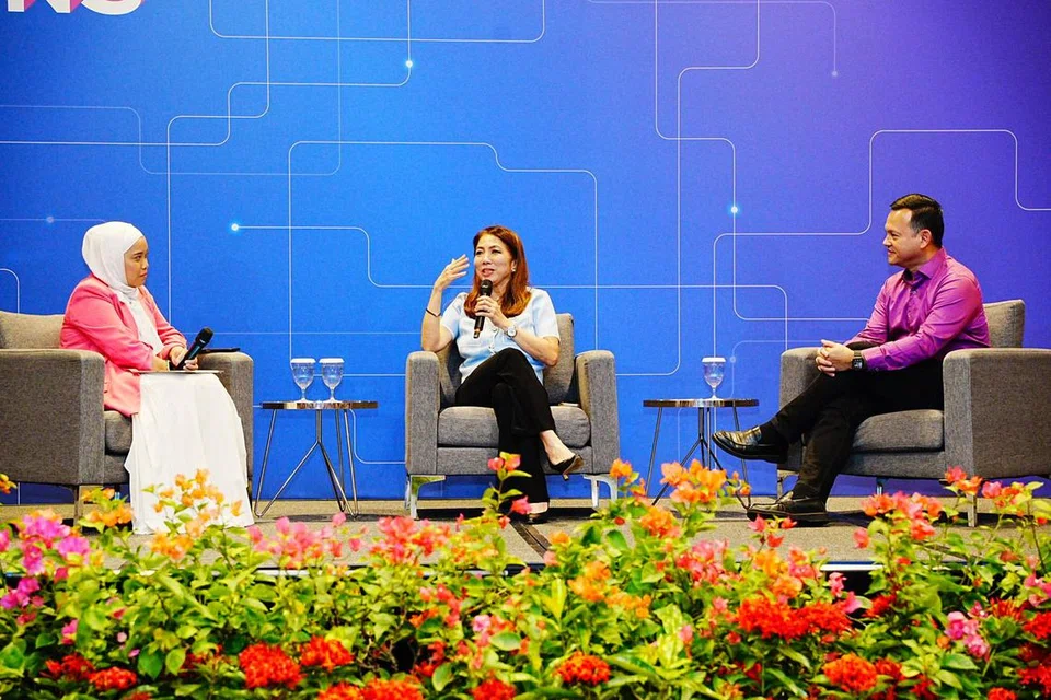 Satu dialog bersama Pengerusi Yayasan Mendaki, Encik Zaqy Mohamad, yang juga Menteri Negara Kanan (Pertahanan) (kanan) dan Ketua Pegawai Eksekutif (CEO) DBS Group, Cik Tan Su Shan (tengah) turut diadakan semasa acara #MakingConnections untuk membincangkan kepimpinan dan peranan karyawan antara lain. Dialog tersebut dikendalikan oleh penasihat kewangan, Cik Nana Syafiqa Robani (kiri).