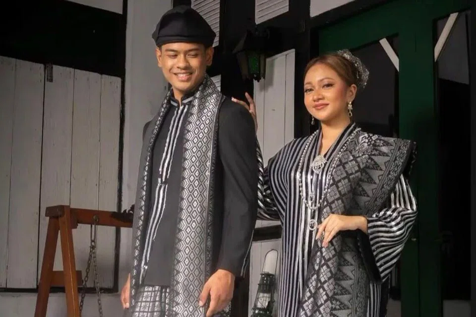 Songket bercorak jalur dalam rekaan klasik dan koleksi Raya sedia ada Salikin Sidek bagi 2026.