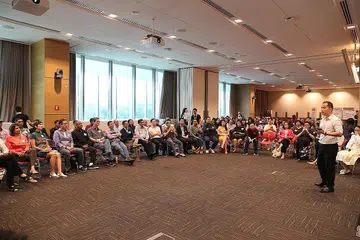 PERLU IMBANGI KERJA DAN KEHIDUPAN: Panel Rakyat Mengenai Harmoni Kehidupan Kerja membentangkan 17 cadangan mengukuhkan keharmonian kerja dan kehidupan di Lifelong Learning Institute pada Sabtu lalu. Ia turut dihadiri Menteri Sumber Manusia, Cik Josephine Teo (duduk, barisan depan, dua dari kiri). - Foto BH oleh TIMOTHY DAVID