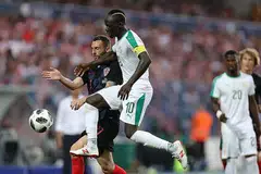 TUNGGAK PASUKAN: Bintang penyerang Liverpool, Sadio Mane (jersi 10), antara tunggak kekuatan Senegal di Piala Dunia ini. Beliau kelihatan sedang bersaing bola dengan pemain Croatia, Marcelo Brozovic, dalam satu perlawanan persiapan Piala Dunia baru-baru ini. - Foto REUTERS