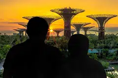 TIDAK KESEORANGAN DI RANTAU ORANG: Berjauhan dengan keluarganya semasa beliau mengandung tahun lalu, Cik Farah (kanan) dan suaminya berkata sukarelawan rakan kongsinya banyak membantu mereka menyesuaikan diri serta menghulur bantuan di mana perlu. - Foto CARE CORNER SINGAPORE