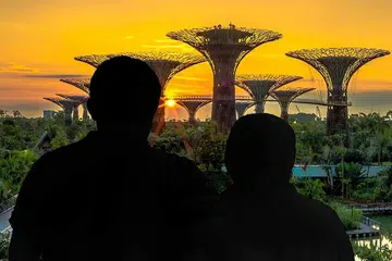 TIDAK KESEORANGAN DI RANTAU ORANG: Berjauhan dengan keluarganya semasa beliau mengandung tahun lalu, Cik Farah (kanan) dan suaminya berkata sukarelawan rakan kongsinya banyak membantu mereka menyesuaikan diri serta menghulur bantuan di mana perlu. - Foto CARE CORNER SINGAPORE