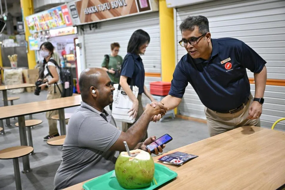 Setiausaha Agung RDU, Encik Ravi Philemon, di Pusat Makanan Yishun Park semasa lawatan pada 3 April.