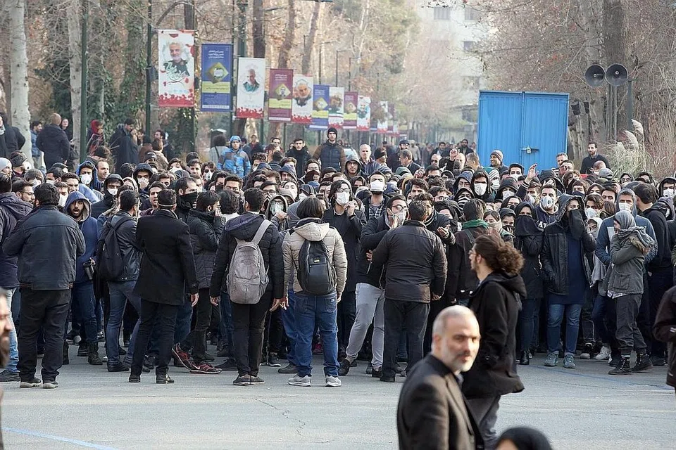 TUNJUK PERASAAN: Pelajar Iran menunjuk perasaan di Universiti Teheran sebagai tanda simpati kepada mangsa pesawat awam Ukraine yang ditembak jatuh oleh tentera negara itu. - Foto EPA-EFE