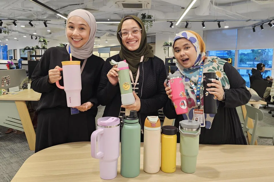 Kakitangan Generasi Z Berita Harian, (dari kiri) Cik Kaiyishah Ayuni, Cik Natasha Mustafa dan Cik Ameerah Sallehuddin, bersama pelbagai variasi termos milik kakitangan BH. 