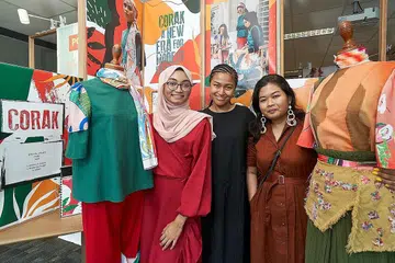 TIGA DARA DAN IMPIAN FESYEN: (Dari kiri) Cik Nur Atiqa Masnizam, Cik Farhana Ahmad dan Cik Tiara Safiah Hamzah mengusahakan jenama 'Corak' bagi projek fesyen tahun akhir mereka yang menekankan konsep 'retro' dan identiti Melayu dalam busana sopan yang memperkasa diri. - Foto POLITEKNIK TEMASEK