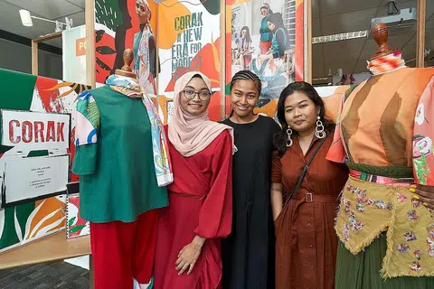 TIGA DARA DAN IMPIAN FESYEN: (Dari kiri) Cik Nur Atiqa Masnizam, Cik Farhana Ahmad dan Cik Tiara Safiah Hamzah mengusahakan jenama 'Corak' bagi projek fesyen tahun akhir mereka yang menekankan konsep 'retro' dan identiti Melayu dalam busana sopan yang memperkasa diri. - Foto POLITEKNIK TEMASEK