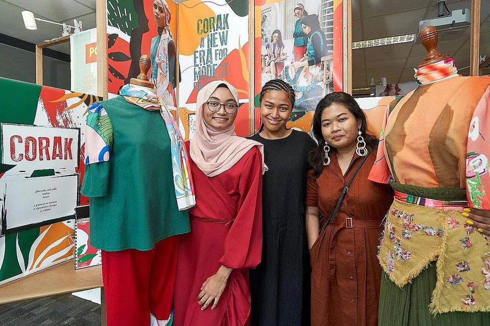 TIGA DARA DAN IMPIAN FESYEN: (Dari kiri) Cik Nur Atiqa Masnizam, Cik Farhana Ahmad dan Cik Tiara Safiah Hamzah mengusahakan jenama 'Corak' bagi projek fesyen tahun akhir mereka yang menekankan konsep 'retro' dan identiti Melayu dalam busana sopan yang memperkasa diri. - Foto POLITEKNIK TEMASEK
