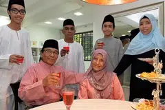 BERAYA DI SINGAPURA: Tahun ini S. Sahlan (duduk) beraya di Singapura. Bersamanya ialah isterinya, Hamidah Salim; anak perempuannya, Andriana J. Saman (berdiri kanan); menantunya, Anuar Ahmad (berdiri dua dari kiri); serta cucunya, (dari kiri) Aidil Iskandar Anuar dan Adli Irfan Anuar. - Foto M.O. SALLEH