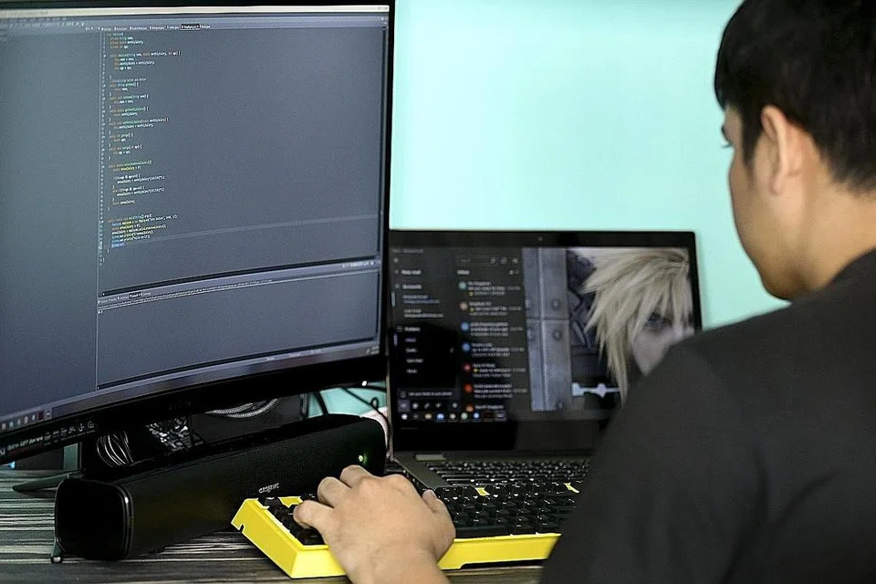 SUDAH DAPAT PEKERJAAN: Setelah tamat kontrak pekerjaannya sebelum ini, Encik Farhan, yang keberatan fotonya diambil, sukar mendapat pekerjaan. Namun berkat bantuan e2i NTUC, beliau kini berjaya mendapat kerja tetap sebagai Jurutera Sistem. - Foto BH oleh YONG LI XUAN