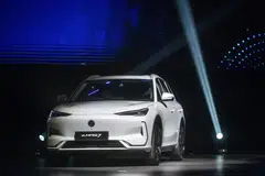 Malaysia mempamerkan kenderaan elektrik (EV) pertamanya, Proton e.MAS 7, semasa acara pelancaran kereta itu di Pusat Pameran dan Perdagangan Antarabangsa Malaysia (Mitec), Kuala Lumpur,  pada 16 Disember.