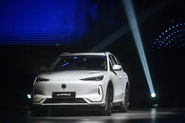 Malaysia mempamerkan kenderaan elektrik (EV) pertamanya, Proton e.MAS 7, semasa acara pelancaran kereta itu di Pusat Pameran dan Perdagangan Antarabangsa Malaysia (Mitec), Kuala Lumpur,  pada 16 Disember.