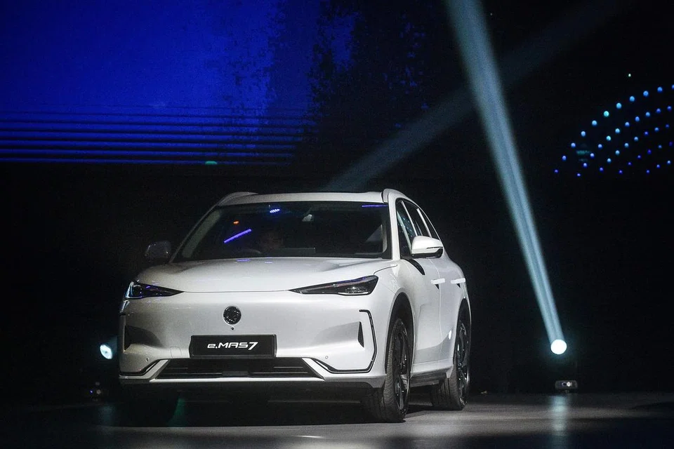 Malaysia mempamerkan kenderaan elektrik (EV) pertamanya, Proton e.MAS 7, semasa acara pelancaran kereta itu di Pusat Pameran dan Perdagangan Antarabangsa Malaysia (Mitec), Kuala Lumpur,  pada 16 Disember.