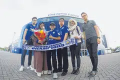 KENANGAN INDAH: Encik Zainudin sekeluarga bergambar di hadapan Stadium King Power semasa lawatannya ke kelab juara England itu bulan lalu. - Foto-foto ihsan ZAINUDIN KASIM