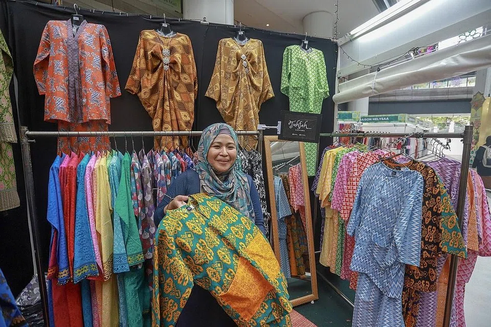 REKAAN 'SIMPLE': Cik Shuhadah Suradi berkata jenama Tuhfah menampilkan rekaan pakaian yang 'simple' dan berangin dengan corak fabrik berwarna-warni bagi koleksi Hari Raya tahun ini. - Foto BH oleh IQBAL FAIIZAL