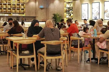 LEBIH RIUH: Dengan kelonggaran yang mula berkuatkuasa semalam, kumpulan sehingga lima orang yang sudah divaksin penuh boleh duduk semeja di premis F&B. Sebelum ini kumpulan lima orang itu perlu terdiri daripada anggota isi rumah yang sama. - Foto BH oleh KHALID BABA