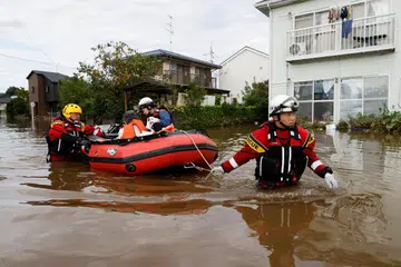 Anggota penyelamat menggunakan bot kembung untuk menyelamatkan seorang penduduk yang terkandas selepas Taufan Dujuan membawa hujan lebat di Sakura, wilayah Chiba, Jepun, pada 22 September 2026. Taufan itu mencetuskan banjir dan tanah runtuh di beberapa kawasan serta menyebabkan puluhan ribu rumah terputus bekalan elektrik. Operasi mencari dan menyelamat turut dijalankan bagi mengesan mangsa yang masih hilang.