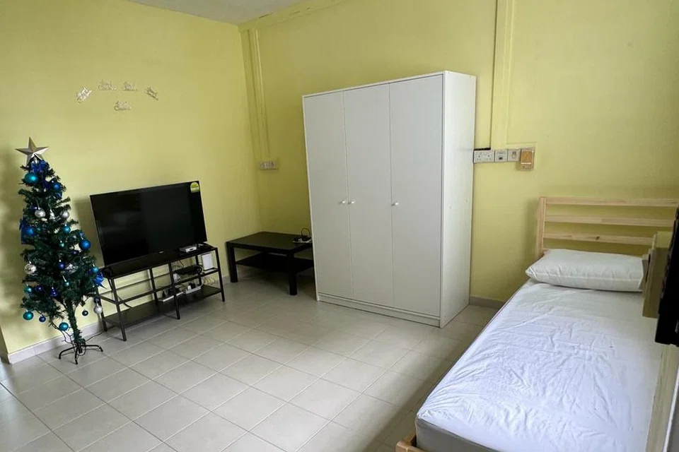 SELEPAS DIPERBAIKI: Rumah Cik Ramesware Malaiyandy kini lebih tersusun dan selesa di bawah Projek ‘Happiness’, satu program jangkauan masyarakat kendalian Jamiyah.