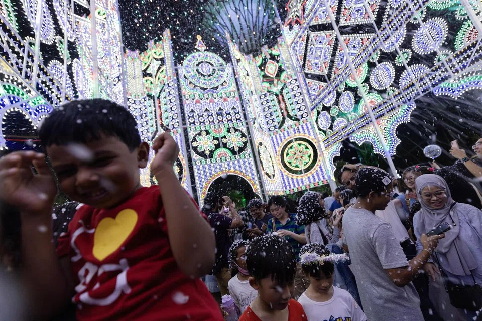 ALAM MAGIK KRISMAS: Acara Christmas Wonderland di Gardens by the Bay kembali sekali lagi pada 2023, menghiburkan pengunjung dengan ‘salji’ di struktur lampu setinggi 20 meter yang diilhamkan dari istana Italy.