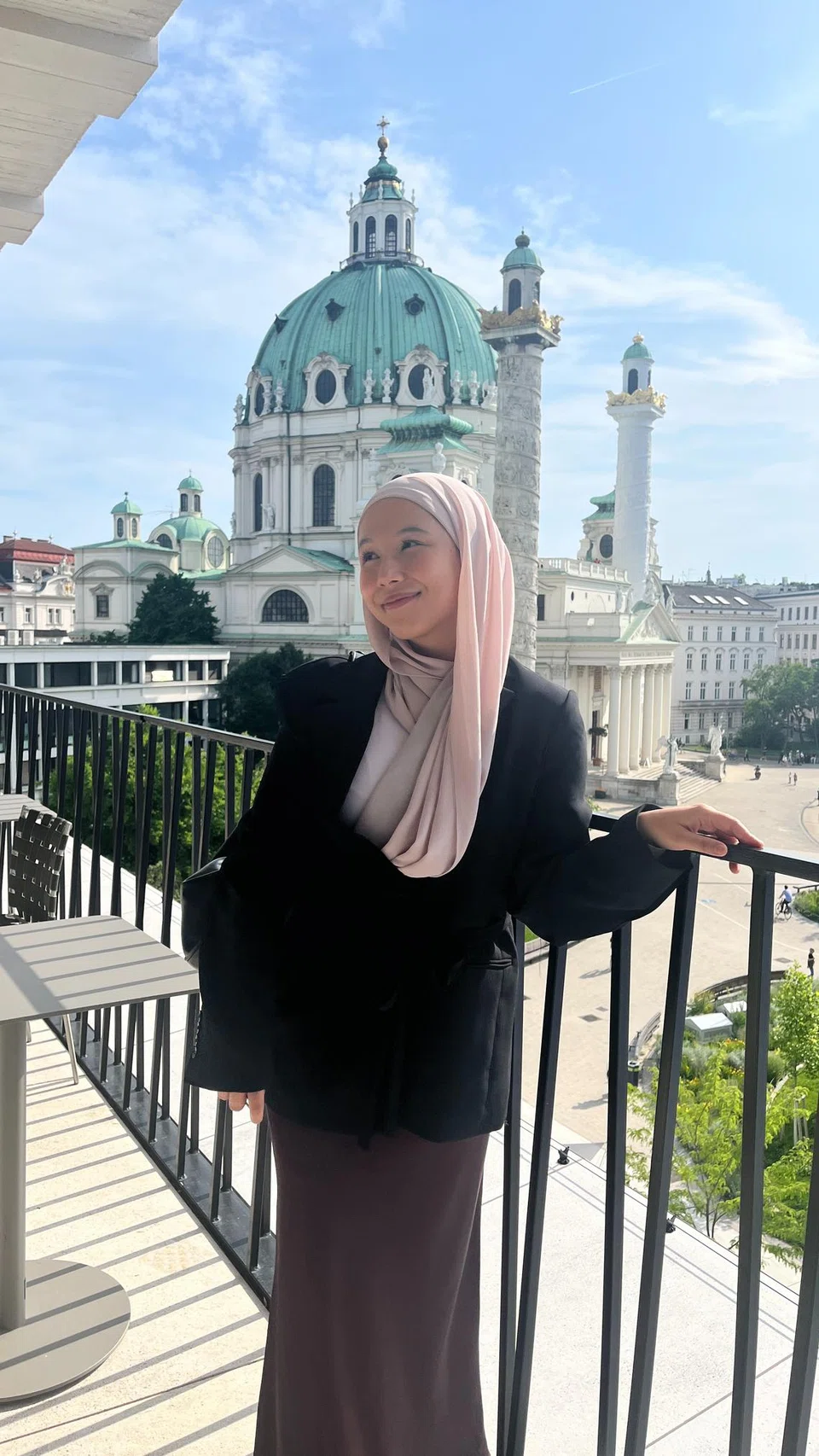 Penulis, Cik Kaiyishah Ayuni, di Muzium Wien, berlatarbelakangkan Gereja St. Charles.