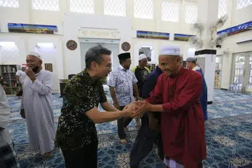 JANGAN SEBAR FITNAH: Menteri Komunikasi dan Digital Malaysia, Encik Fahmi Fadzil, mohon tuntutan maaf daripada individu yang memfitnah beliau berkempen politik di Masjid dekat Rawang, Selangor, baru-baru ini.