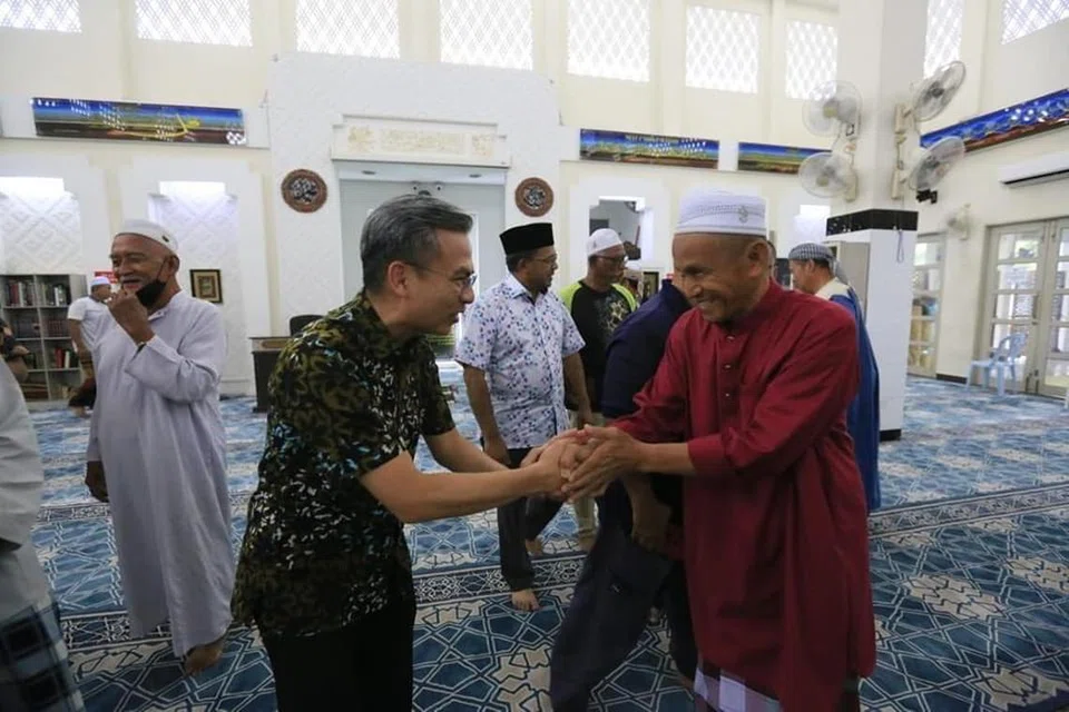 JANGAN SEBAR FITNAH: Menteri Komunikasi dan Digital Malaysia, Encik Fahmi Fadzil, mohon tuntutan maaf daripada individu yang memfitnah beliau berkempen politik di Masjid dekat Rawang, Selangor, baru-baru ini.