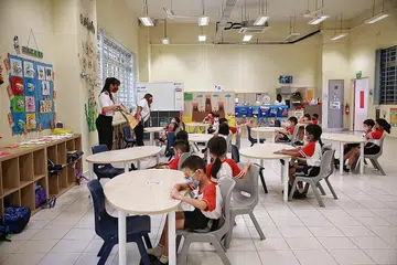 AKTIVITI DI SEKOLAH: Murid-murid darjah satu mengambil bahagian dalam sesi bercerita di Pusat Jagaan Pelajar Big Heart di Sekolah Rendah Zhangde pada Februari tahun ini. - Foto fail
