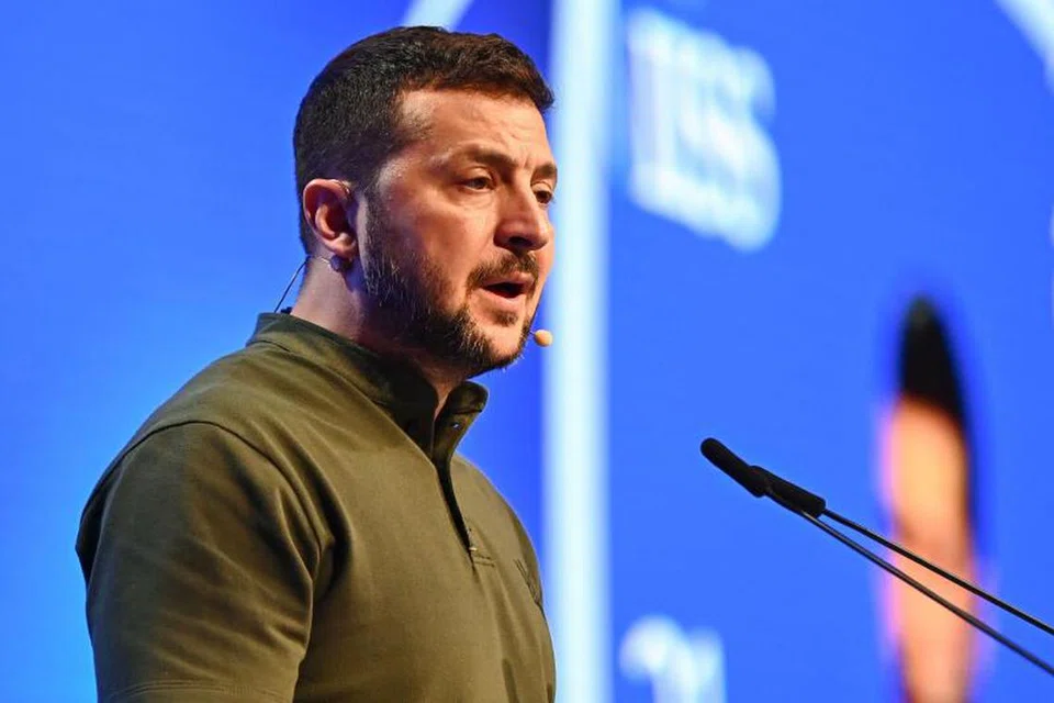 Encik Volodymyr Zelensky, jelas Menteri Pertahanan Singapura, Dr Ng Eng Hen, dikagumi masyarakat merata dunia kerana kepimpinannya dalam memperjuangkan penakatan dan kedaulatan Ukraine di dalam kemelut penaklukan Russia.