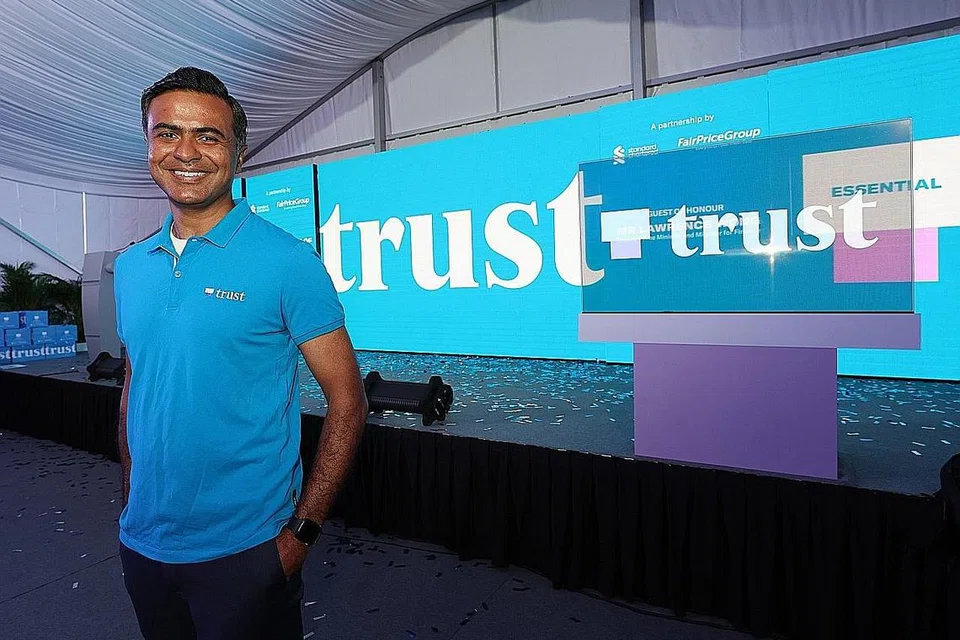 MANFAAT SOKONGAN RAKAN NIAGA: CEO Bank Trust, Encik Dwaipayan Sadhu membentuk bank dibangunkan hasil kerja sama StandChart dan NTUC. - Foto BH oleh YEN MENG JIIN 